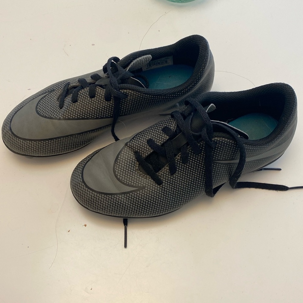 Nike boys soccer cleats size 3
